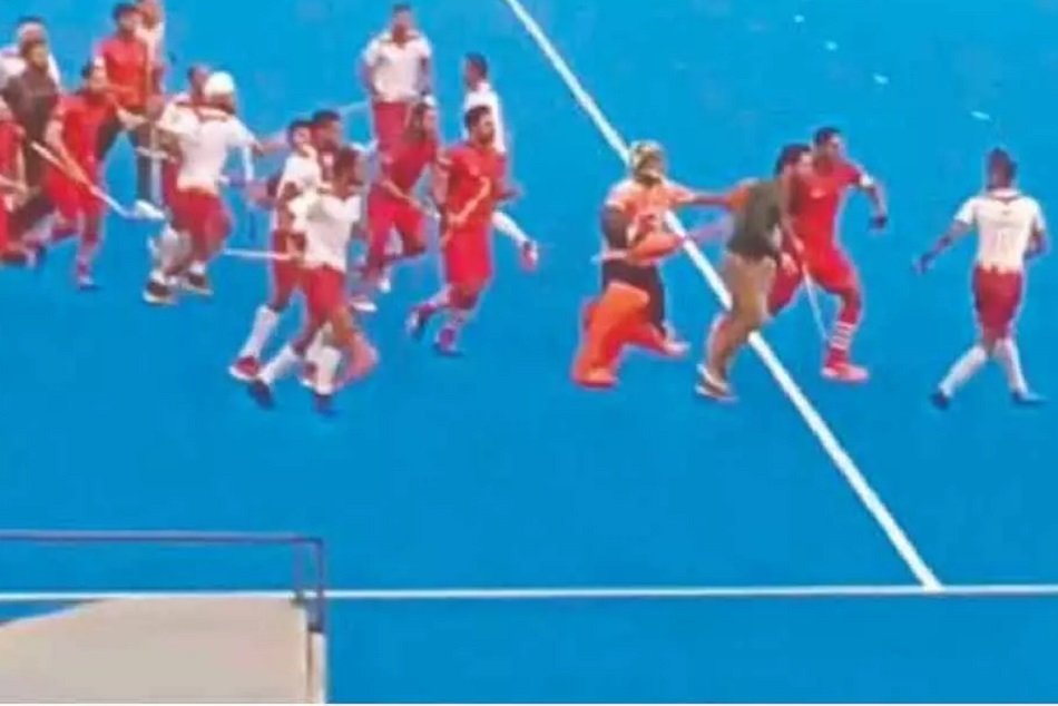 मैच के दाैरान भिड़ गईं दोनों टीमें, एक-दूसरे पर किया हॉकी से हमला, वीडियो वायरल