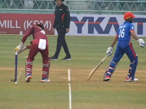 अर्धशतक की बधाई पड़ी महंगी, अजीब अंदाज में हुए रन आउट