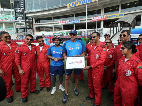 पायलटों ने टीम को भेंट की स्मृति चिन्ह