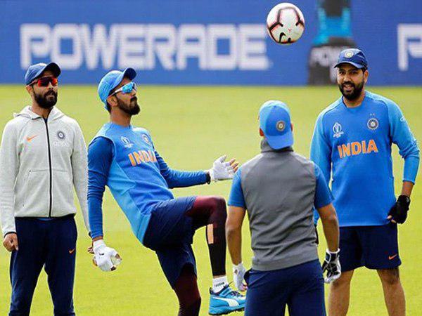 1st Test: इंदौर पहुंची भारत-बांग्लादेश की टीमें, पुजारा ने कहा- पिंक बॉल से अभ्यास की जरूरत