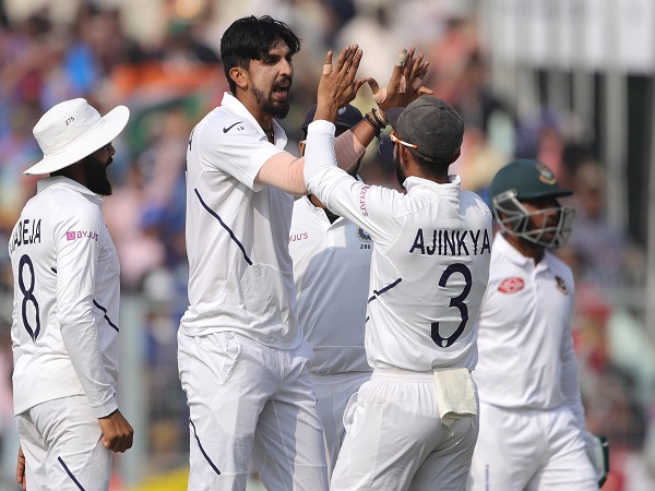 किसने फेंका पहला ओवर