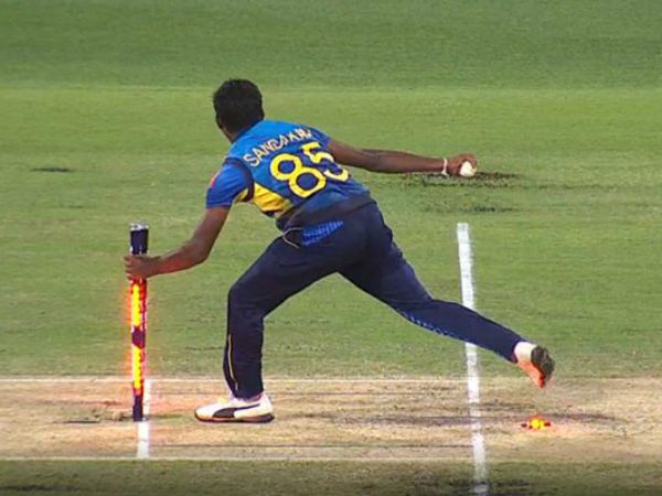 जब बिना विकेट में गेंद लगाये संदकाना ने स्टंप उखाड़ा 