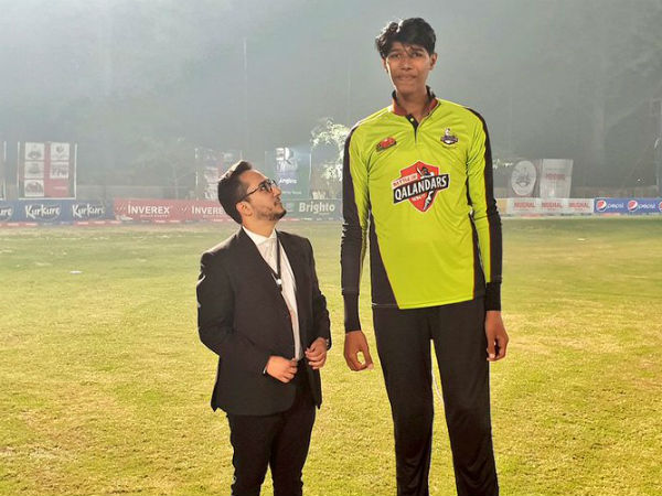 कौन है पीएसल में खेलने वाला यह दुनिया का सबसे लंबा खिलाड़ी, लोगों ने सोशल मीडिया पर लिये मजे