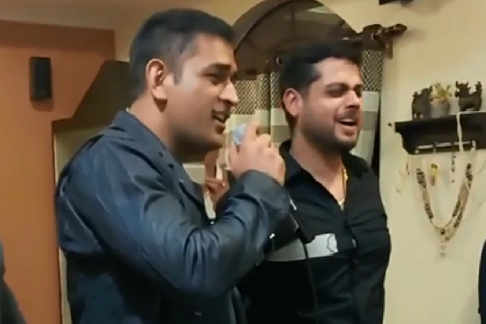 धोनी ने घर आए मेहमानों को सुनाया गाना, खूब वायरल हो रहा है वीडियो