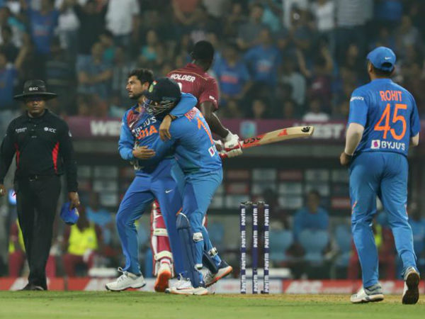 दबाव में लड़खड़ाई विंडीज की टीम, 17 रन पर खो दिये 3 विकेट