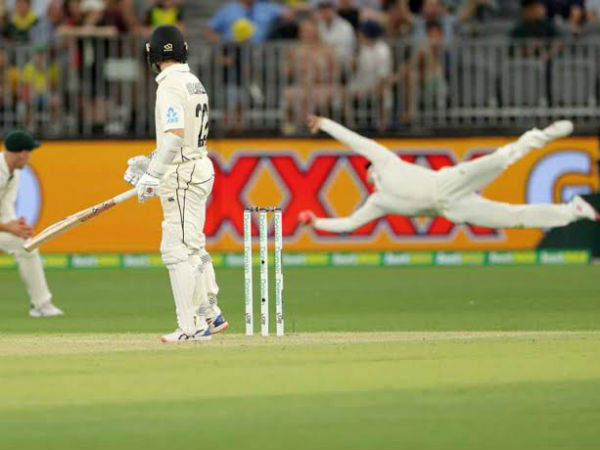 AUS vs NZ: पर्थ में सुपरमैन बने स्टीव स्मिथ, हवा में पकड़ा जबरदस्त कैच, देखें वीडियो
