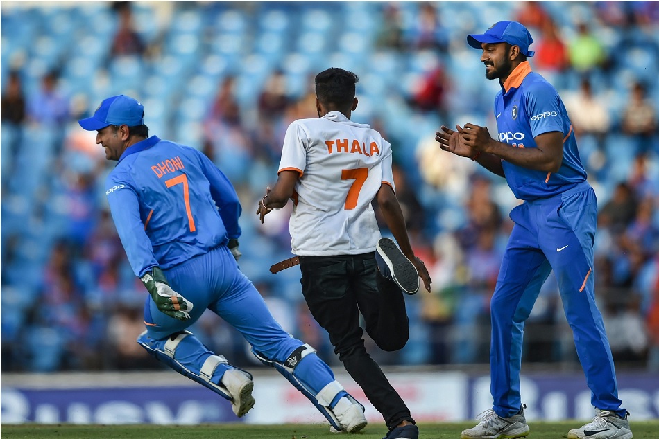 'शर्म करो BCCI'- कॉन्ट्रेक्ट से धोनी के बाहर होने पर ट्विटर पर आया उबाल