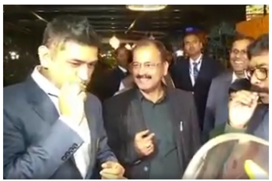 हरे प्याज से बजी नहीं सीटी, धोनी करते रहे बार-बार कोशिश, VIDEO वायरल