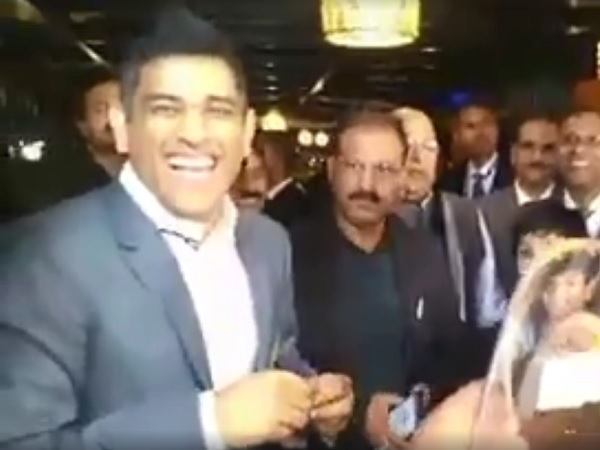 धोनी ने सीटी बजाने की बहुत कोशिश की