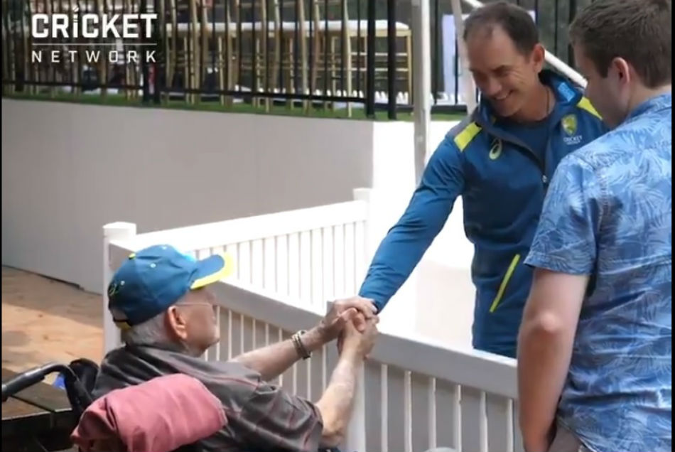 Video: जब जस्टिन लैंगर ने 80 साल के फैन को थमाई ट्रेनिंग कैप, देखें आंखे नम कर देने वाला यह वीडियो