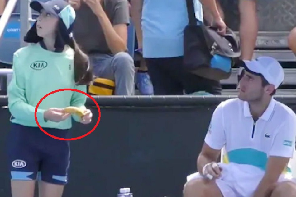 टेनिस खिलाड़ी ने बाॅल गर्ल से कहा- केले का छिलका तो उतारना, मचा बवाल
