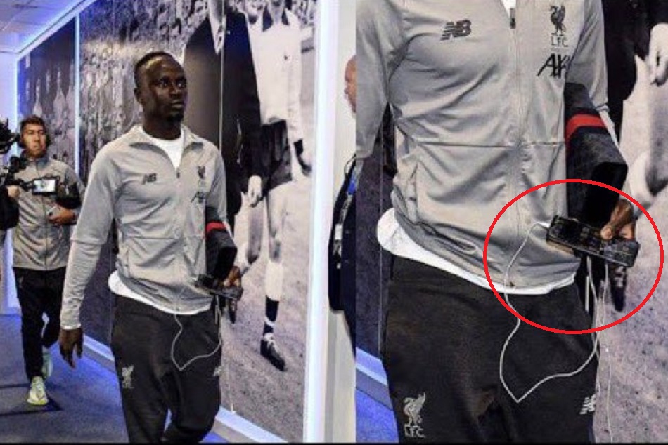 टूटे फोन को नहीं छोड़ रहा मशहूर फुटबाॅलर, पूछा तो दिया दिल जीत लेने वाला बयान