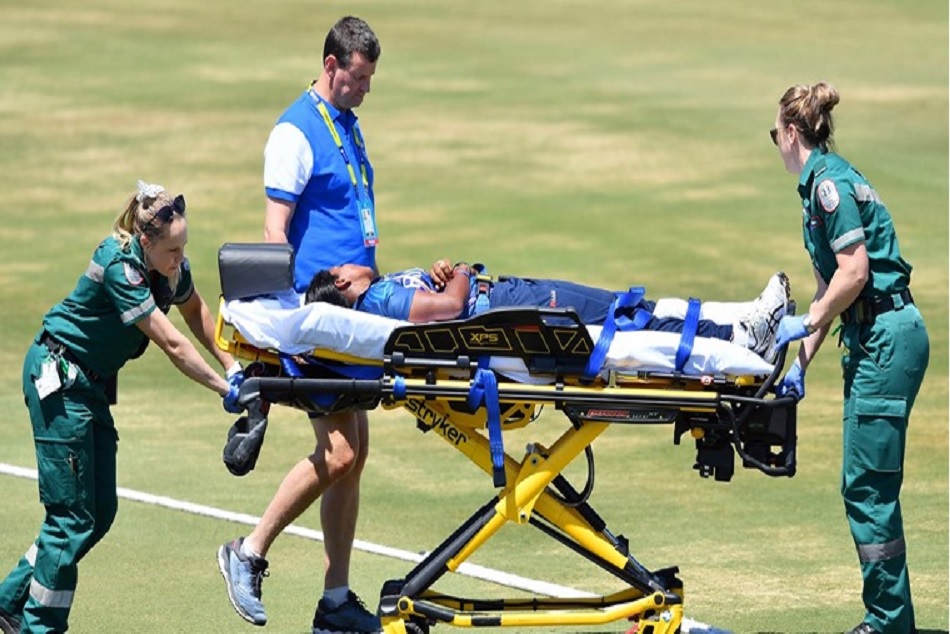 खतरनाक ढंग से सिर पर गेंद लगने से फील्डर बेहोश, तुरंत ले जाया गया अस्पताल