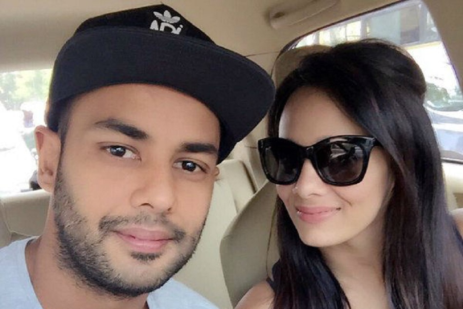 फैन ने कहा- पति बैग उठाने में व्यस्त है, फिर मयंती लैंगर ने दिया ये जवाब