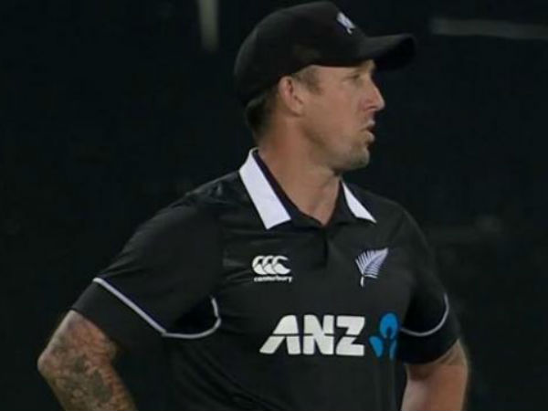 IND vs NZ: जब खिलाड़ियों की कमी के चलते मैदान पर फील्डिंग करने उतरे कोच, फैन्स हुए हैरान