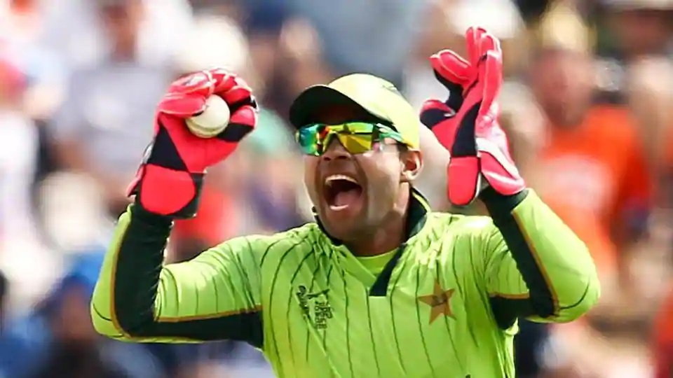 PSL 2020: सस्पेंड करने के बाद पीसीबी ने उमर अकमल से मांगे पैसे वापस, जानें क्या है मामला