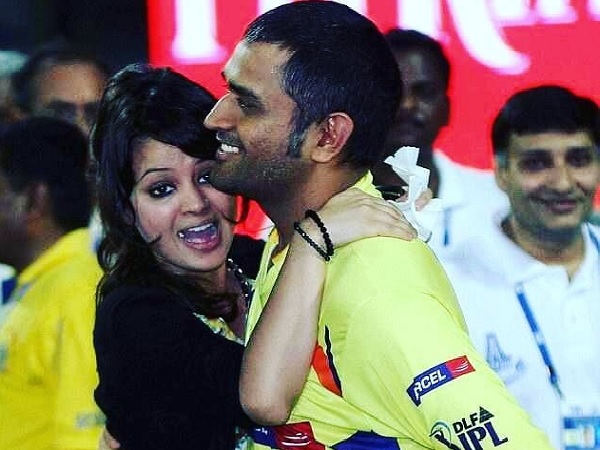 धोनी और साक्षी-