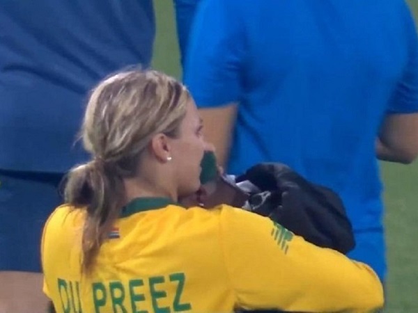 बारिश के कारण कटे ओवर