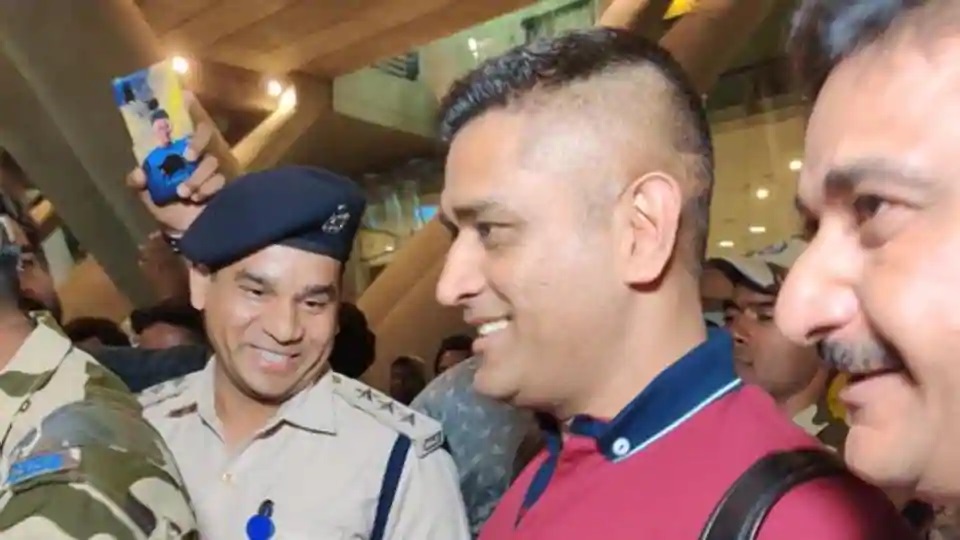 IPL 2020: चेन्नई पहुंचे धोनी का हुआ ग्रैंड वेलकम, गार्ड से मिलाया हाथ, देखें वीडियो