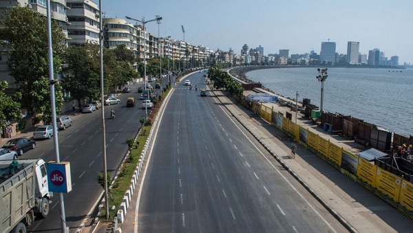 बालकनी में खड़े होकर दिखाई मुंबई की सुनसान गलियां