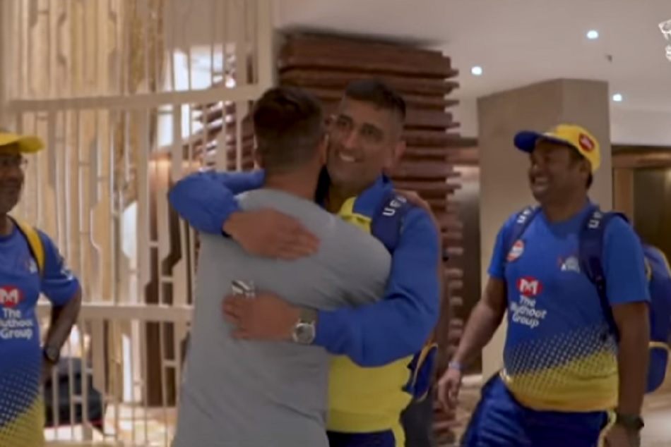 IPL 2020 : धोनी की वापसी देख खुश हुए सुरेश रैना, 'KISS' करते हुए लगाया गले