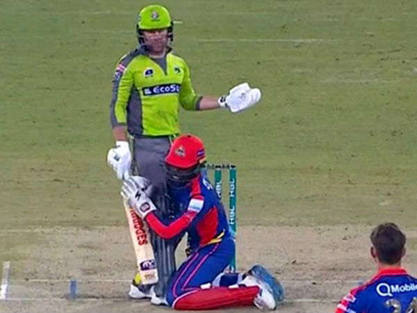 PSL 2020: जब कैच लपकने के लिये विकेटकीपर ने पकड़े बल्लेबाज के पैर, वायरल हुआ वीडियो