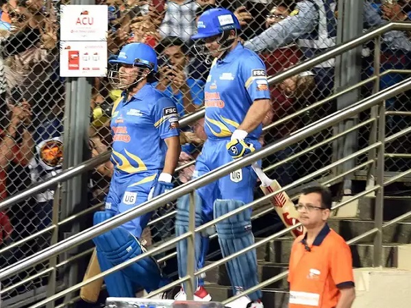 फिर बल्ले से बरसाए रन