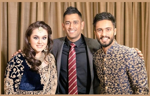 तीन उड़ाने, कोहरे में 2 घंटे की ड्राइव- इस क्रिकेटर की शादी में पहुंच धोनी ने दिया सरप्राइज