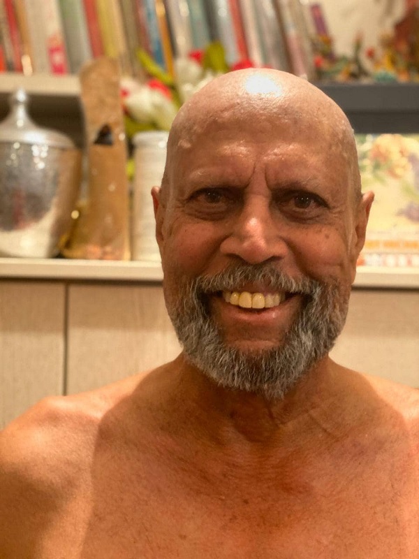 खुद ही अपने हेयर कट का ध्यान रख रहे हैं-