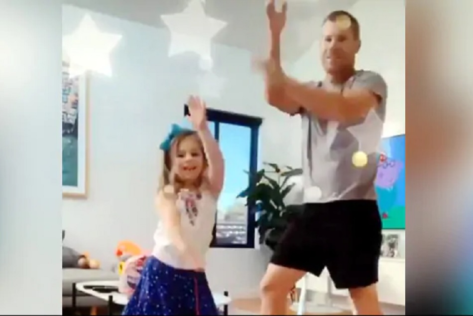 डेविड वॉर्नर ने 'शीला की जवानी' गाने पर बेटी के साथ किया डांस, वीडियो वायरल