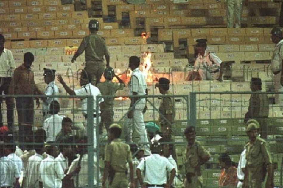 हार की ओर जा रहा था भारत, दर्शकों ने गुस्से में आकर स्टेडियम में लगा दी आग