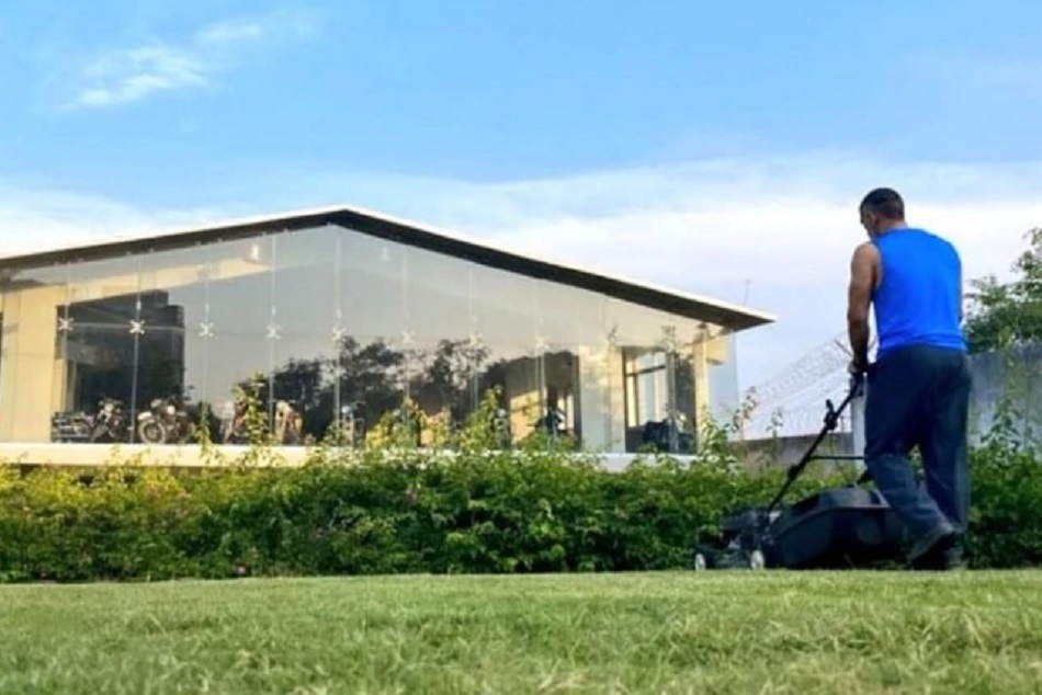 लॉकडाउन के समय क्या कर रहे हैं रांची के 'किंग' धोनी, तस्वीर में खुद देखिए