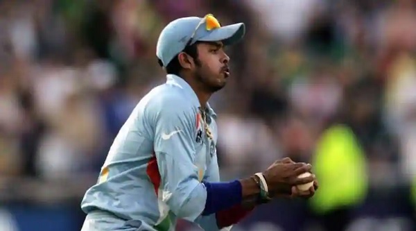 कैच करने के बाद श्रीसंत ने अपने हाथों में चैक की गेंद-