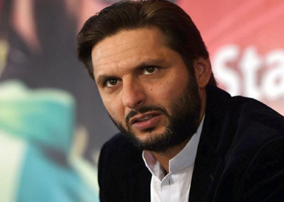 TikTok पर वायरल हुआ अफरीदी का VIDEO, लोगों की भीढ़ में दांतों के नीचे दबाया तंबाकू