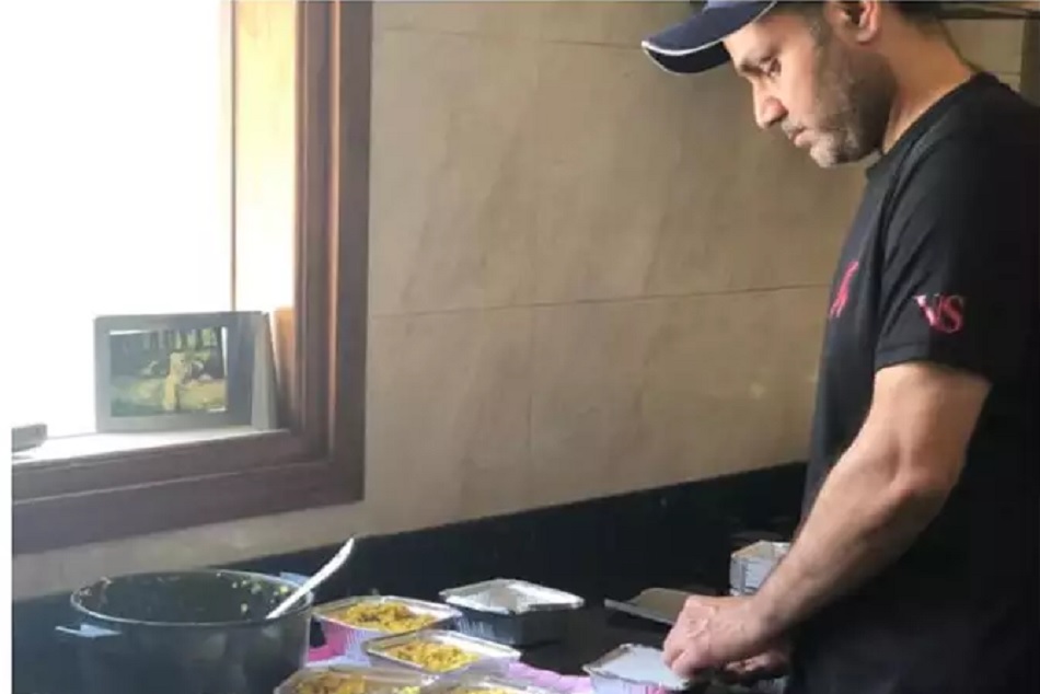 प्रवासी मजदूरों के लिए सहवाग ने बनाया खाना, लोगों से की मदद करने की अपील