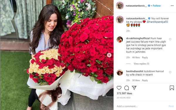 हार्दिक ने प्रेग्नेंट नताशा को दिए गुलाब के गुलदस्ते-