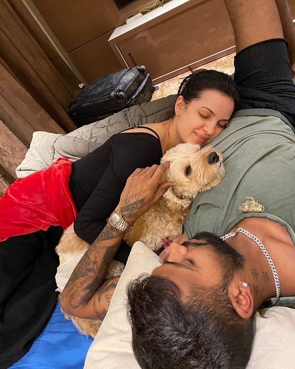 कपल गोल निभाते हार्दिक-नताशा