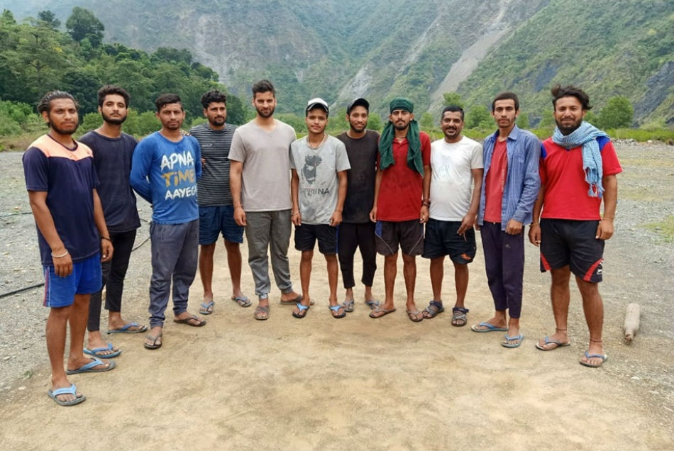 लॉकडाउन के बीच युवा खिलाड़ियों ने चौंकाया, खाली जमीन पर बना डाला स्टेडियम