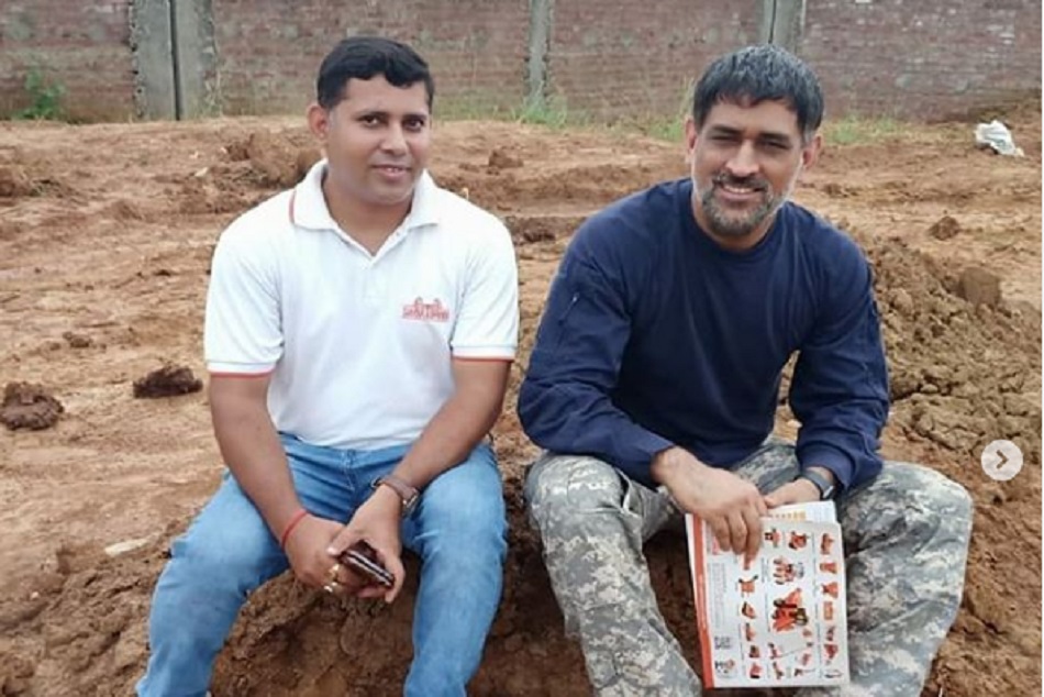 वायरल हुई एमएस धोनी की खेत वाली फोटो और VIDEO, फैन्स हुए उदास,