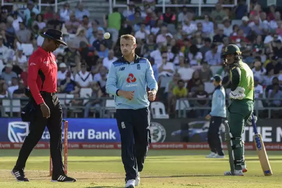 आयरलैंड के खिलाफ भिड़ने से पहले इंग्लैंड को लगा झटका, बाहर हुआ ये गेंदबाज