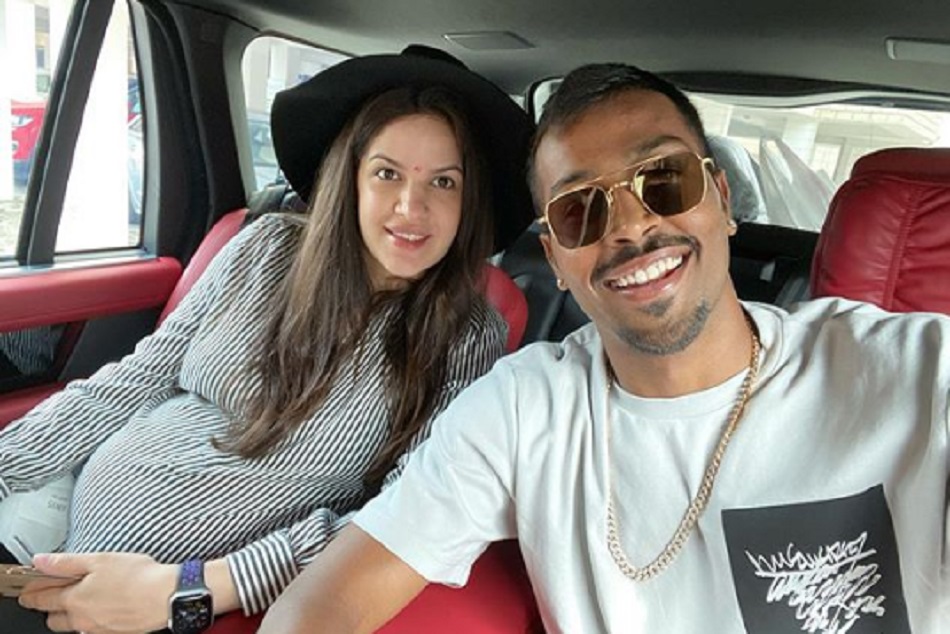 नताशा के साथ घर से बाहर घूमने निकले हार्दिक पांड्या, शेयर की खूबसूरत फोटो