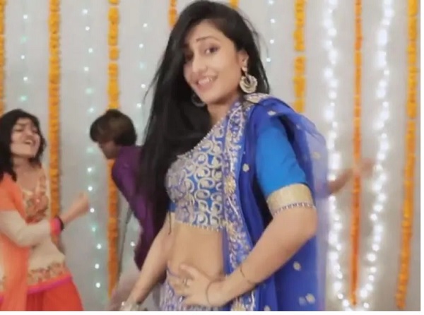 नीले रंग के लहंगे में जमकर थिरकीं धनश्री-