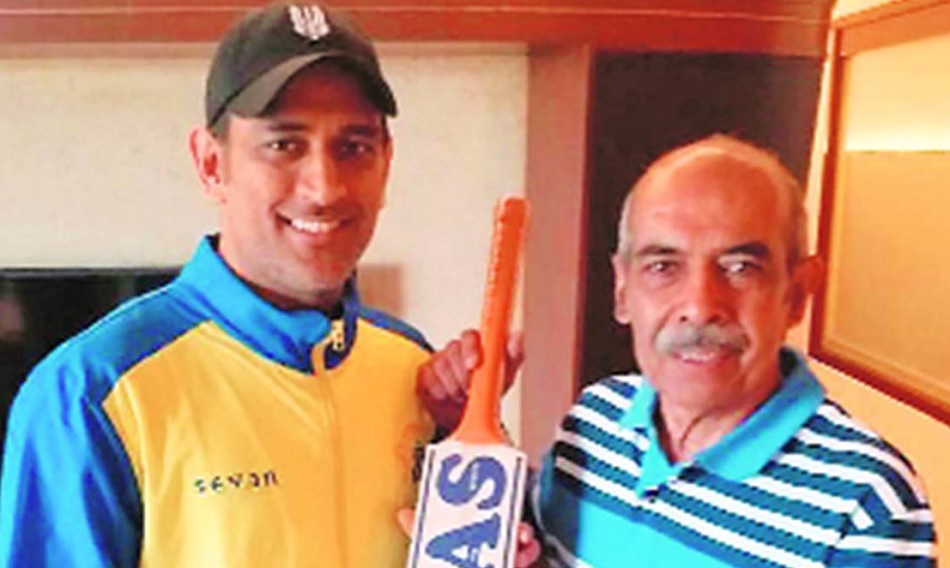 'आंटी, मैं धोनी'- कई घंटे नहीं सोए माही, जब बैट स्पॉन्सर की पत्नी उनको पहचान नहीं सकी