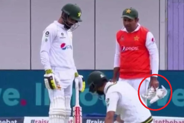 ENG vs PAK : सरफराज बने वॉटर ब्‍वॉय, जूते और पानी लेकर मैदान पर पहुंचे