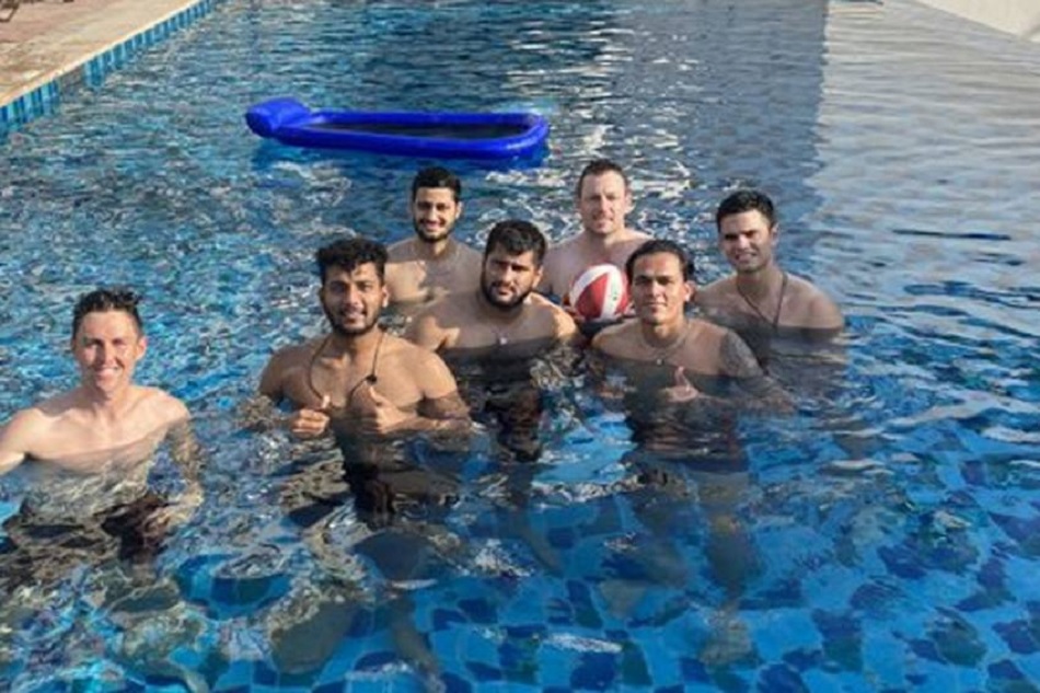 IPL 2020: मुंबई इंडियंस के साथ UAE में दिखे अर्जुन तेंदुलकर, फैंस ने उठाया नेपोटिज्म का मामला