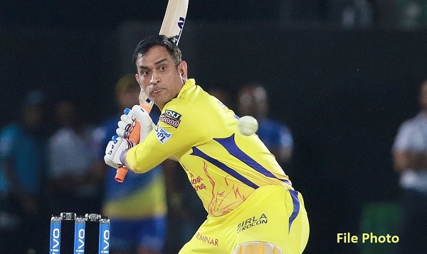 धोनी ने आखिरी ओवर में लगाए तीन छक्के-