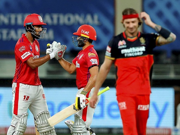 अंतिम ओवर में भी गरजे