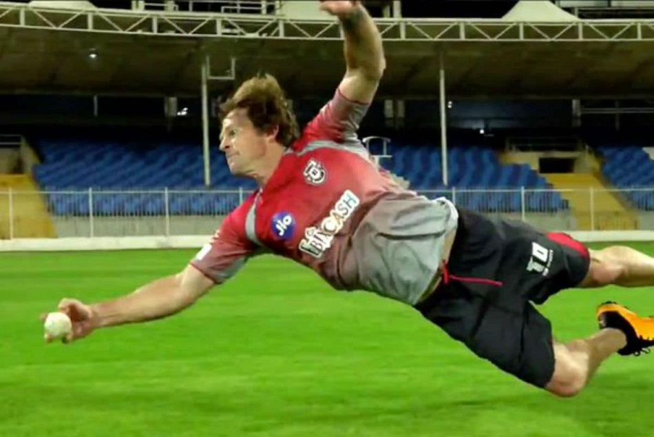 उम्र 51 साल, लेकिन अभी भी फुर्तीले हैं जोंटी रोड्स, एक हाथ से लपका असंभव कैच