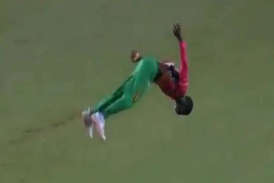 CPL 2020 : विकेट लेते ही जोखिम भरा स्टंट करने लगा ये गेंदबाज, वीडियो हुआ वायरल