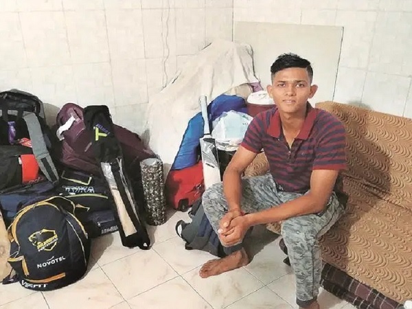 भूखे पेट तम्बू में गुजारी रातें 